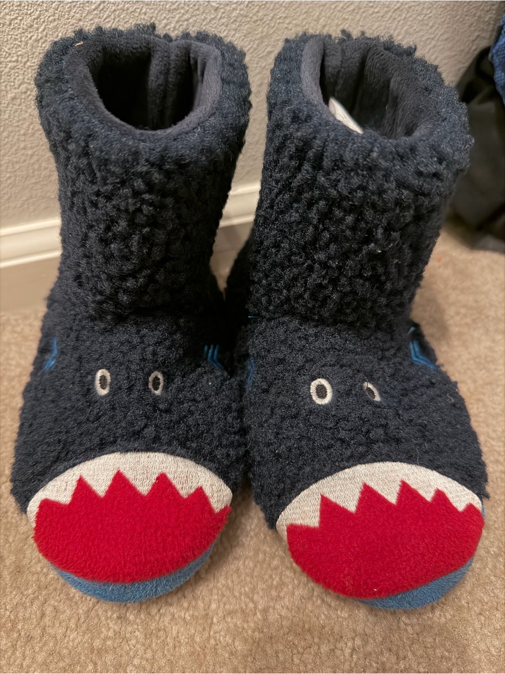Totes boys shark slippers size 11/12